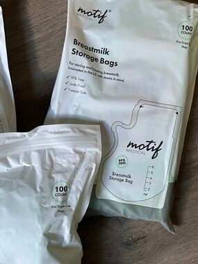 Motif Medical Breastmilk Storage Bags - White with Mint Accents